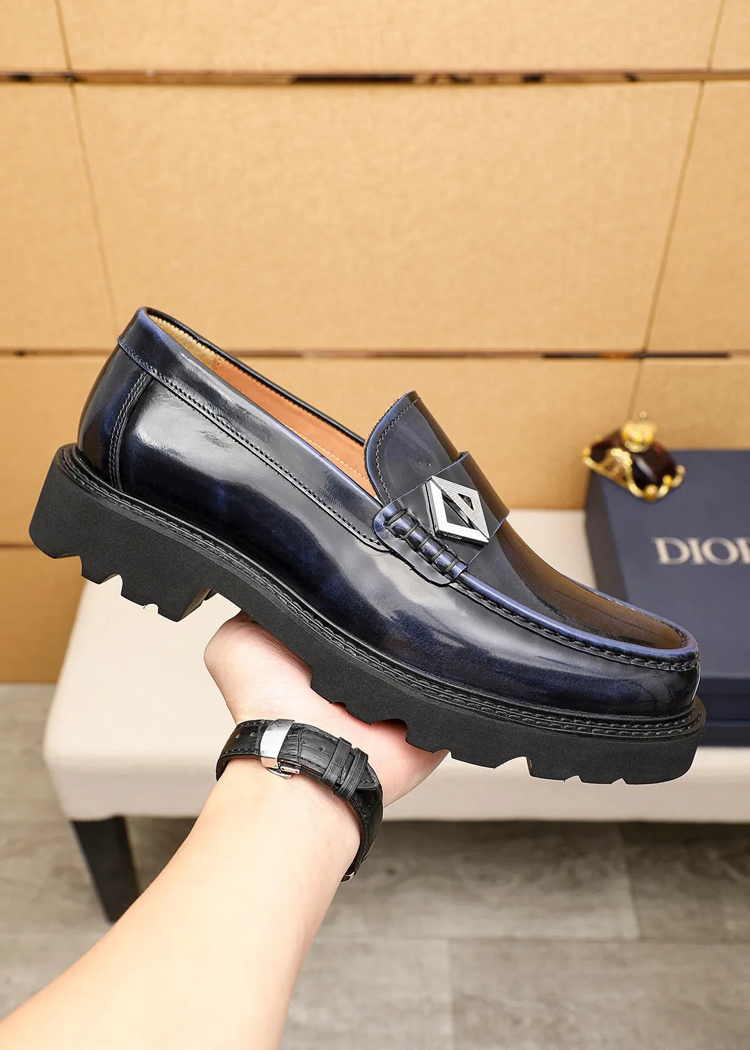 Men's shoes 💰480 💐 Product trademark: Dior "Dior" casual leather shoes Regular size: 39-44 (45🉑️customized) Product materials: Selected Italian imported first-layer beaded cowhide upper + classic hardware buckle, imported water-dyed 🐂 cowhide lining. Strong three-dimensional visual effect, original outsole Color: 3⃣️colors available